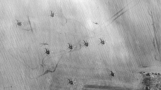 Satelitn snmky spolenosti Maxar ukazuj pipravench 150 ruskch vrtulnk na leteck zkladn v Blorusku piblin 32 kilometr od ukrajinskch hranic.