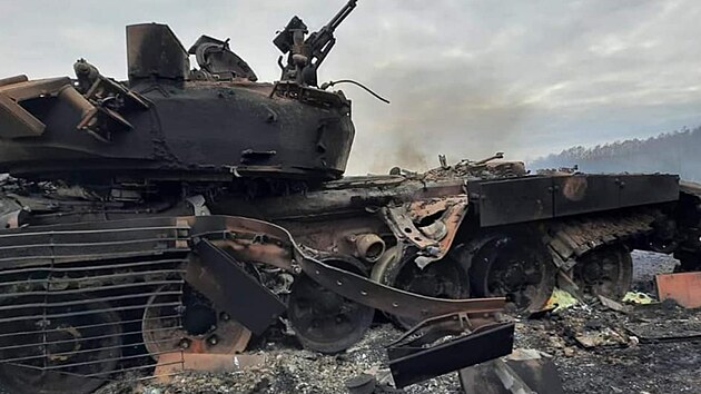 Znien stroj z tankov roty rusk armdy, kter byla rozdrcena u obce Pryluky v ernihivsk oblasti. Podle ukrajinsk armdy zahynuli vichni pslunci jednotky. (27. nora 2022)