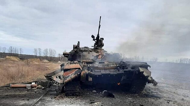 Znien stroj z tankov roty rusk armdy, kter byla rozdrcena u obce Pryluky v ernihivsk oblasti. Podle ukrajinsk armdy zahynuli vichni pslunci jednotky. (27. nora 2022)