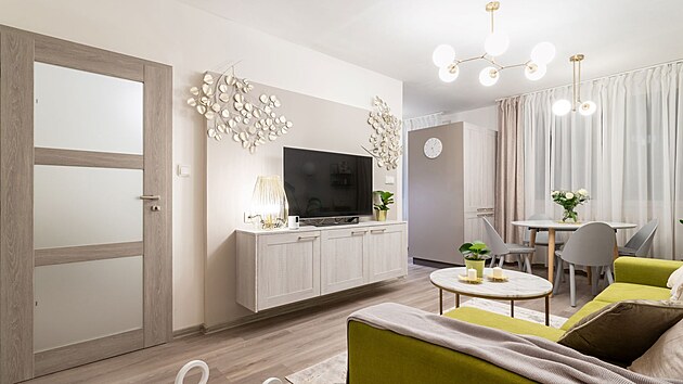 Obývací pokoj po proměně, která více propojila obývací pokoj a kuchyň. Světlé barvy místnost opticky výrazně zvětšily.