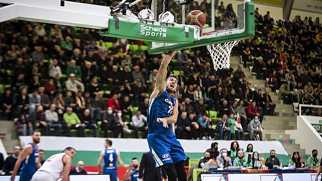 Český basketbalista Tomáš Kyzlink zakončuje na bulharský koš.