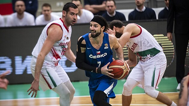 esk basketbalista Vojtch Hruban pronik bulharskou obranou.