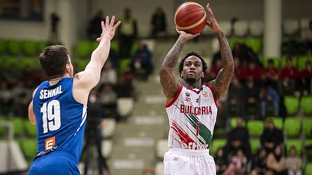 Český basketbalista Ondřej Sehnal se snaží bránit střílejícího Deea Bosta z Bulharska.