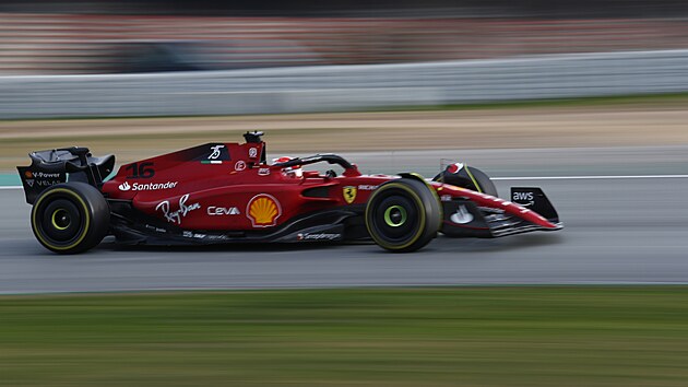 Charles Leclerc z Ferrari při testech v Barceloně.