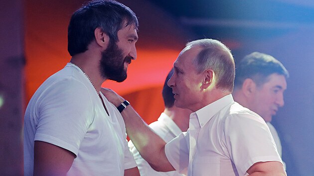 Alexandr Ovekin (vlevo) v drunm rozhovoru s ruskm prezidentem Vladimrem Putinem.
