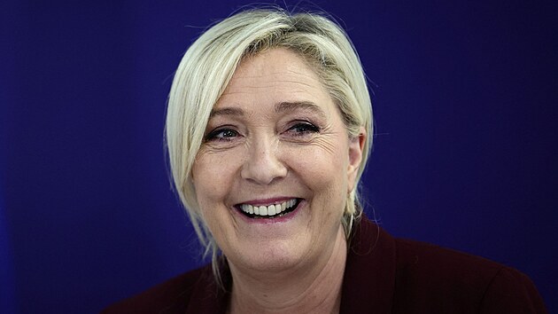 Pedsedkyn francouzsk krajn pravicov strany Nrodn sdruen Marine Le Penov na tiskov konferenci, kde pedstavuje svj pln dchodov reformy. (17. nora 2022)