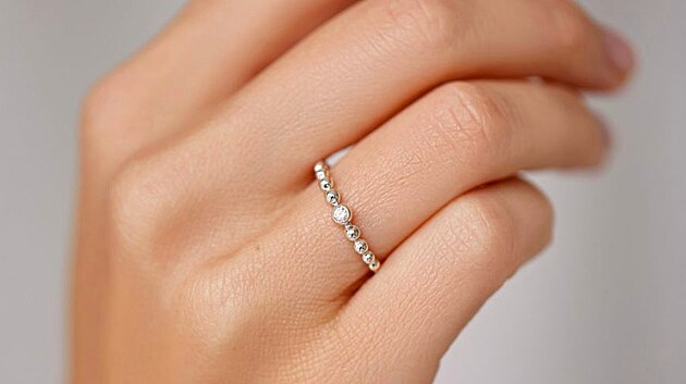 Kvalitn perky nepat jen do u, tak prsteny v minimalistickm duchu jsou nesmrtelnm trendem.