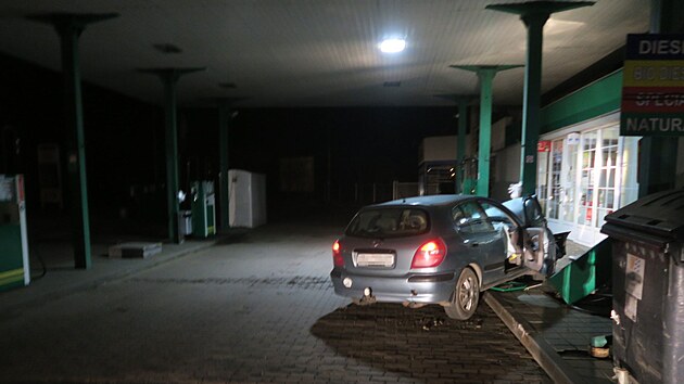 Patn�ctilet� mlad�k si tajn� p�j�il auto rodi��, ��zen� ale nezvl�dl. Na benzince zboural stojan a narazil do sloupu.