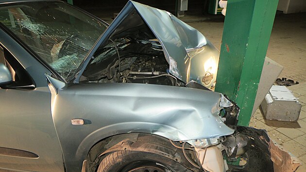 Patn�ctilet� mlad�k si tajn� p�j�il auto rodi��, ��zen� ale nezvl�dl. Na benzince zboural stojan a narazil do sloupu.