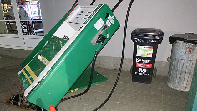 Patn�ctilet� mlad�k si tajn� p�j�il auto rodi��, ��zen� ale nezvl�dl. Na benzince zboural stojan a narazil do sloupu.