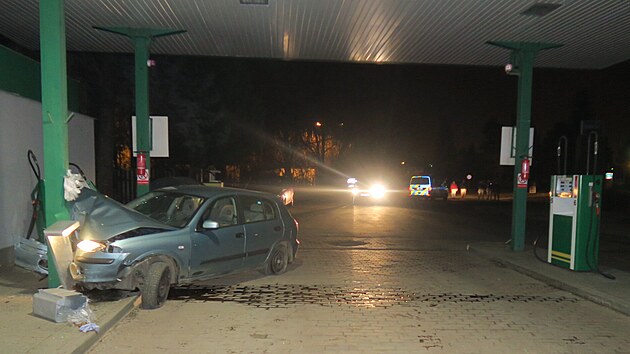 Patn�ctilet� mlad�k si tajn� p�j�il auto rodi��, ��zen� ale nezvl�dl. Na benzince zboural stojan a narazil do sloupu.