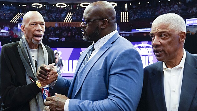 Kareem Abdul-Jabbar, Shaquille O'Neal a Julius Erving (zleva) pi pedstaven 75 nejvtch hvzd v historii NBA