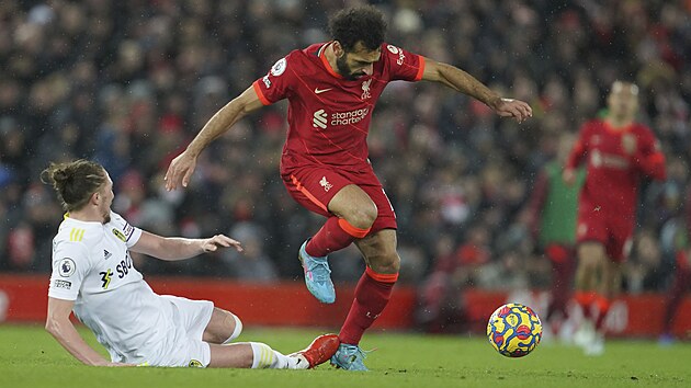 Mohamed Salah (vpravo) z Liverpoolu to kolem  Luka Aylinga z Leedsu.