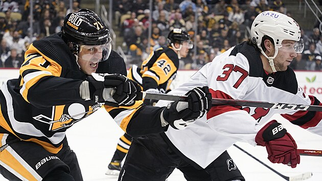 Pavel Zacha (37) z New Jersey Devils se v zpase s Pittsburgh Penguins pokou ujet Jevgeniji Malkinovi.