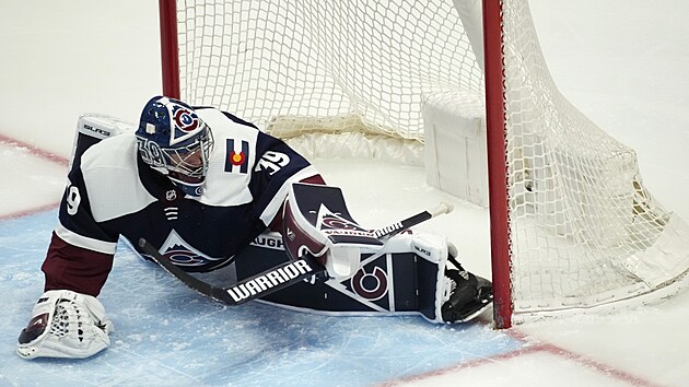 Brank�� Colorada Pavel Francouz v akci b�hem duelu s Winnipegem.