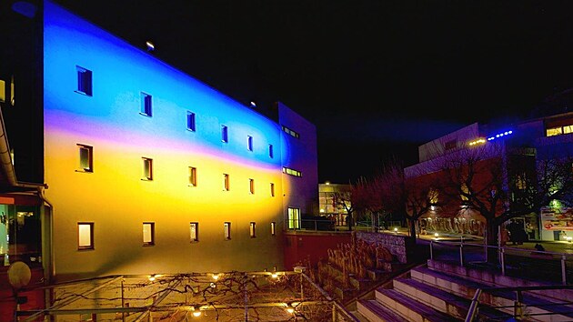 Ukrajinské barvy na budově brněnského Městského divadla (21. února 2022)