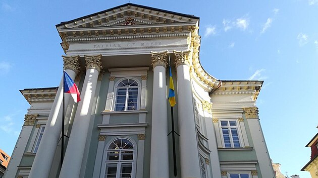Ukrajinská vlajka na budově Stavovského divadla (21. února 2022)