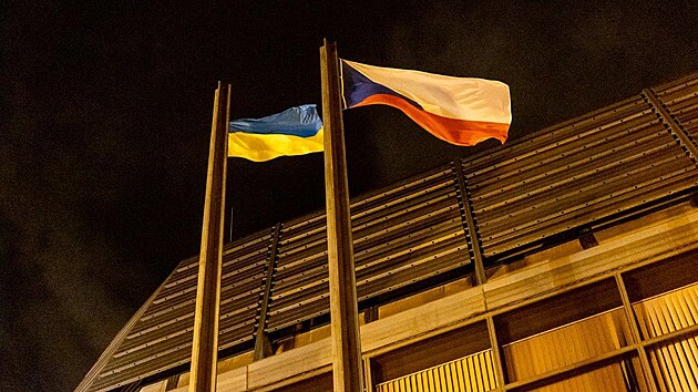 Ukrajinské vlajky poblíž pražského Národního divadla (21. února 2022)