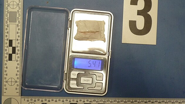 Případ pašování drog do Valdic, balíček pervitinu na váze