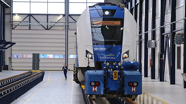 V elezninm depu v Plzni zaala vlakm slouit nov opravrensk a drbsk hala. (20. 2. 2022)