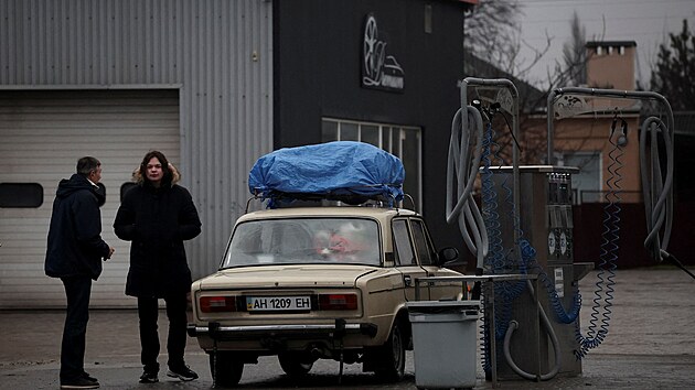 Ob�an� Mariupolu se na benz�nov� stanici.p�ipravuj� na cestu pry� z oblasti (24. �nora 2022).