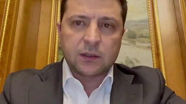 Ukrajinsk� prezident Volodymyr Zelenskyj na z�b�ru z videohovoru (24. �nora 2022)-
