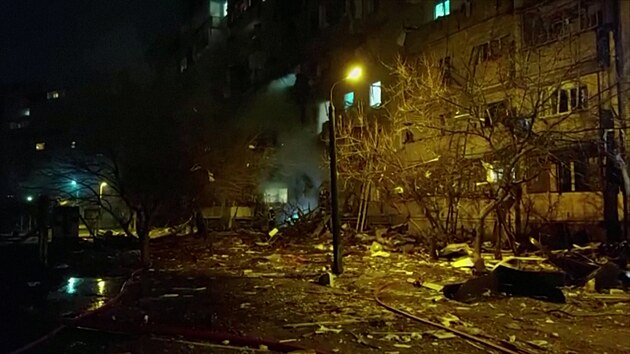 Spou�� v Kyjev�. N�kter� domy jsou v plamenech, jin� v trosk�ch