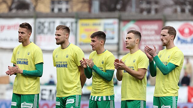 Fotbalist Bohemians nastoupili ped utknm s Bankem Ostrava v trikch se vzkazem podpory pro Ukrajinu.