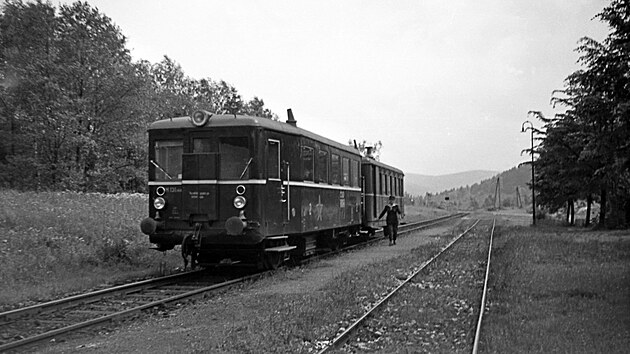 Motorov vz M131.144 s pvsnm vozem ve stanici Lipov Lzn jeskyn (ervenec 1965)