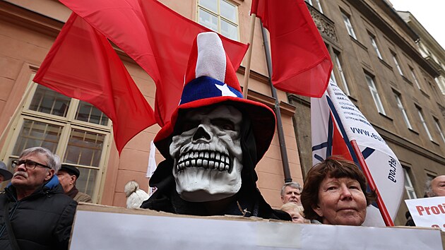 Protest proti pobytu americkch vojsk na zem R svolala KSM. Ped ambasdu USA na nj dorazilo nkolik destek lid. (20. nora 2022)