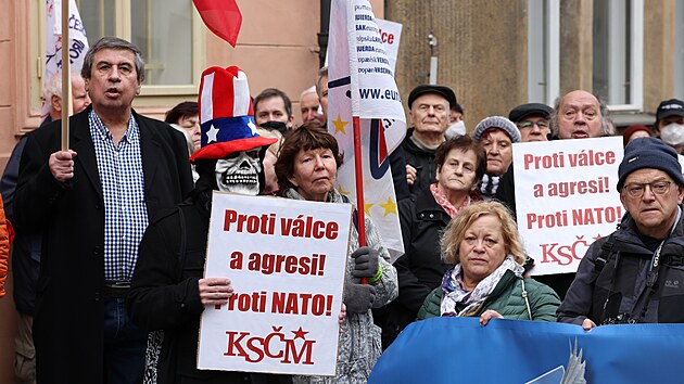 Protest proti pobytu americkch vojsk na zem R svolala KSM. Ped ambasdu USA na nj dorazilo nkolik destek lid. (20. nora 2022)