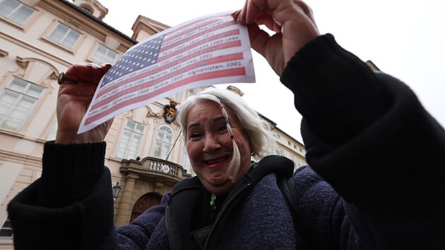 Protest proti pobytu americkch vojsk na zem R svolala KSM. Ped ambasdu USA na nj dorazilo nkolik destek lid. (20. nora 2022)