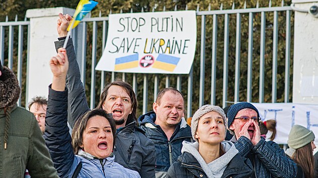 Před konzulátem Ruska v Brně lidé protestovali proti invazi na Ukrajinu.
