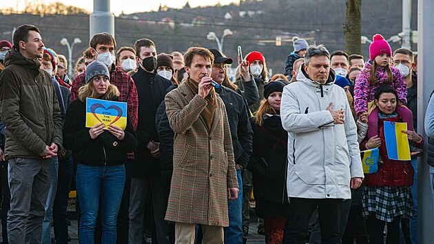 Před konzulátem Ruska v Brně lidé protestovali proti invazi na Ukrajinu.