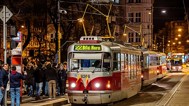 Akce jzda tramvaj 22 ve 22:22 dne 22. 2. 2022 pilkala do jednotlivch spoj stovky Praan. Jedna z tramvaj takov npor neustla.