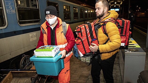 Z Bohum�na na polsko-ukrajinsk� hranice vyrazil humanit�rn� vlak. Nab�dku na j�zdu zp�t do vlasti nikdo nevyu�il, vezl tak jenom materi�ln� pomoc (25. 2. 2022)