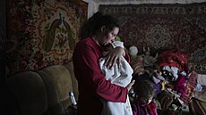 Novognativka, Don�cká oblast. Mladá matka chlácholí za zvuk� d�lost�elby své...