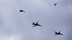 Ruské bombardéry Tu-22M3 a stíhací letouny Su-35 na manévrech v Blorusku (19....