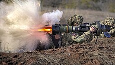 Ukrajinský voják testuje protitankovou raketu NLAW v Doněcké oblasti. (15.... | na serveru Lidovky.cz | aktuální zprávy