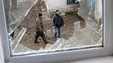 Donck. Opravy koly pokozené bhem nedávného ostelování (22. února 2022)