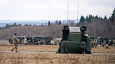 Pemyl, Polsko. Amerití vojáci z 82. výsadková divize táboí nedaleko...