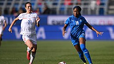 �eská fotbalistka  Miroslava Mrázová (vlevo) a  Natasha Anasiová z Islandu.