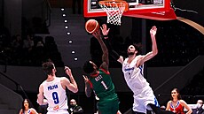 Viktor P�lpán a Vojt�ch Hruban (vpravo) brání bulharského reprezentanta Bosta.