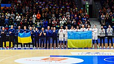 etí basketbalisté nastupují k utkání proti Bulharsku. Ukrajinskou vlajku drí...