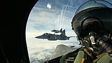 Fotografie z kokpitu letounu Gripen eského letectva pi steení vzduného...