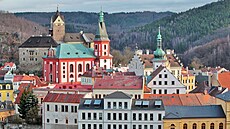 Panorama msta Lokte s dominantou kostela sv. Václava a hradu od západu z...