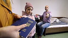 Natálja z ukrajinského Chustu se jde s d�tmi Mí�ou a Jankou po cest� z Ukrajiny...