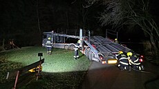 Pra��tí hasi�i vypro��ovali v Prokopském údolí kamion, který uvízl v bahn�....