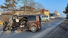 Ve Víde�ské ulici naboural �idi� auta do autobusu, vyprostit ho museli hasi�i....