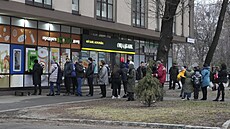Obyvatelé Kyjeva vybírají peníze z bankomatu. (24. února 2022)